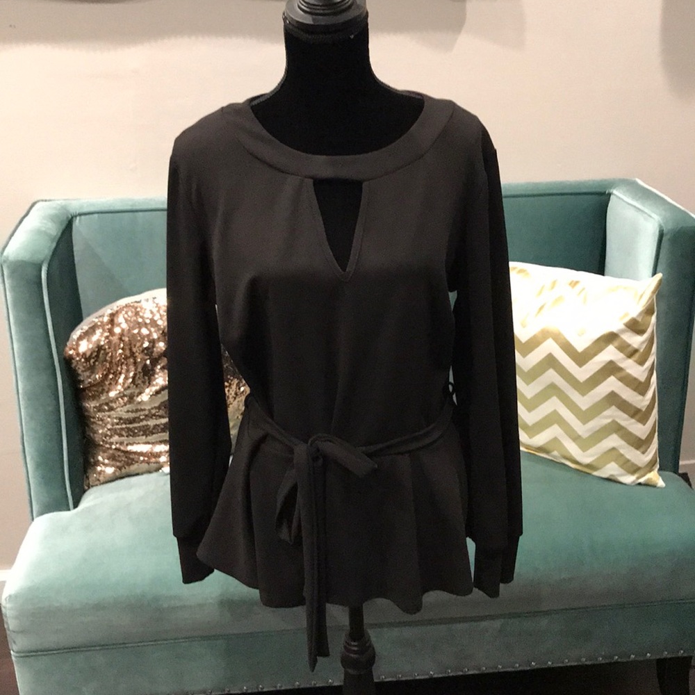Black keyhole top with belt